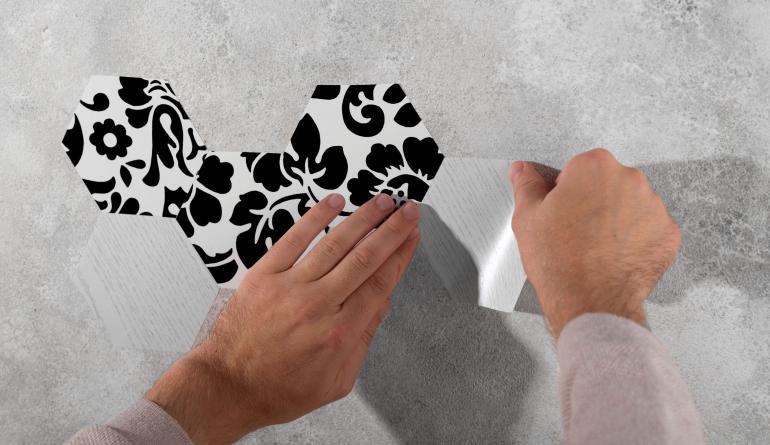 mani-piatte-che-mettono-su-vinile-decorativo.jpg